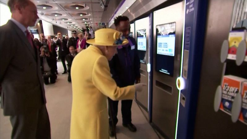Britská královna se učila, jak koupit lístek na vlak v automatu